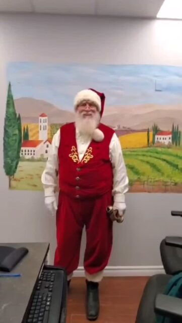 Wishing everyone a magical HOLIDAY season from all of us at Harvard Rd Dental Care and Santa himself 🎅
Our office will be closed at the end of day today Dec 19th and re-open to see you again January 5th! ✨🎄✨